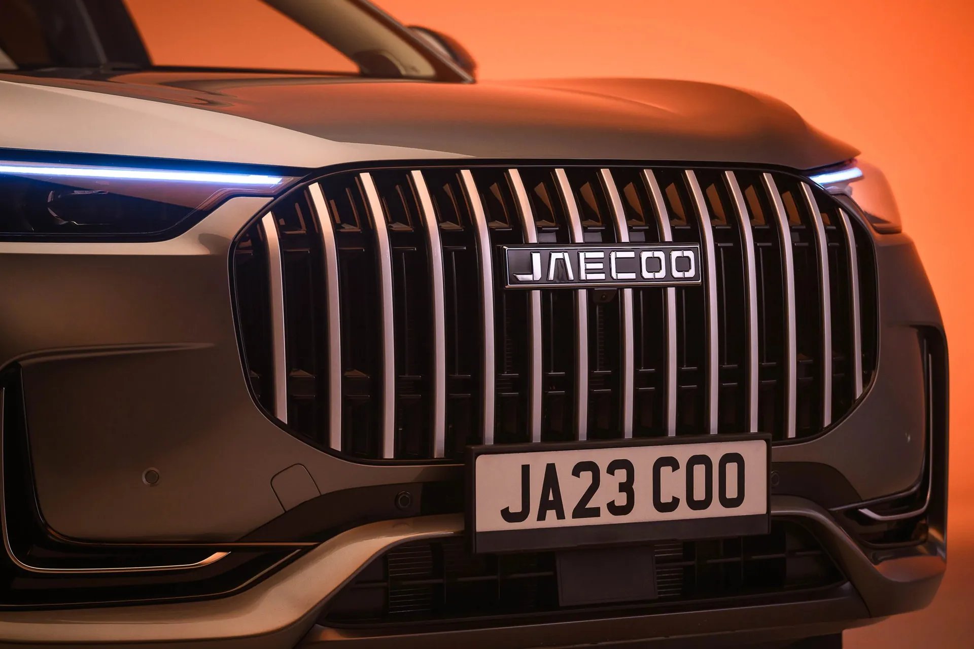The JAECOO 8's vertical waterfall grille, close up